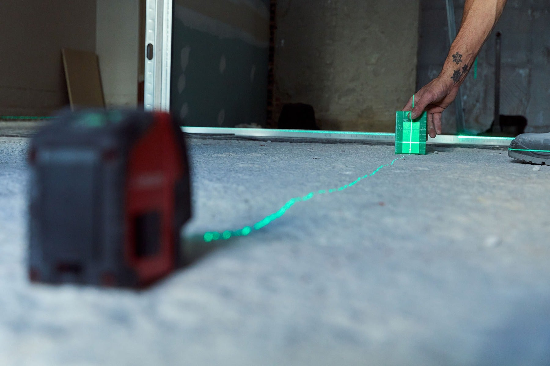 Bellota 30m Cross Laser Level w/ Plumb Line, laser level for setting out level tiling at Irwin Tiles, view 7